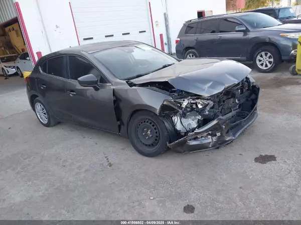 3MZBN1L36JM260274 2018 MAZDA 3 - Image 1