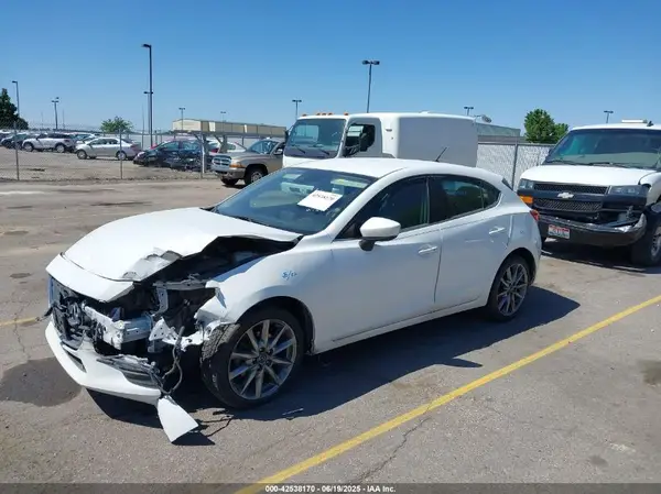 3MZBN1L38JM167174 2018 MAZDA 3 - Image 2
