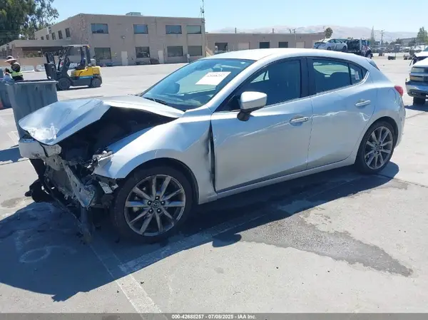 3MZBN1L39JM275545 2018 MAZDA 3 - Image 2