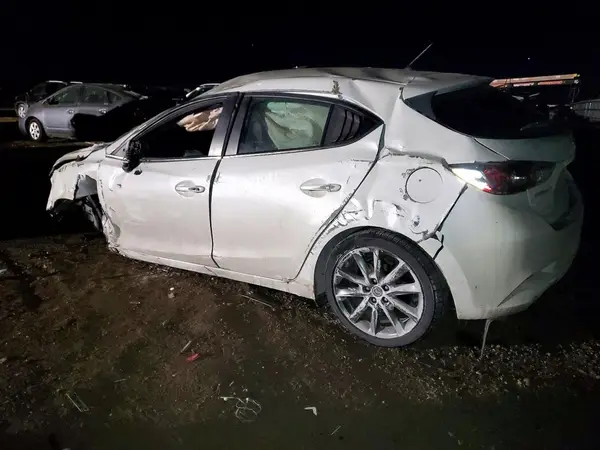 3MZBN1L3XJM204211 2018 MAZDA 3 - Image 2