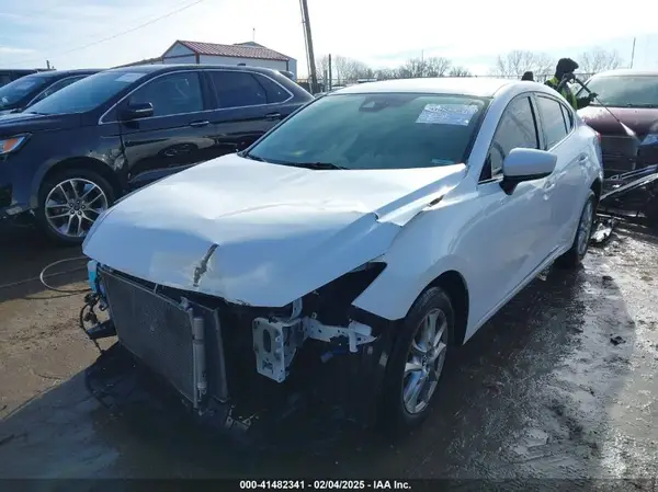3MZBN1U73JM240985 2018 MAZDA 3 - Image 2