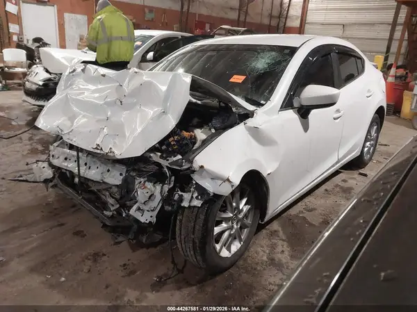 3MZBN1U78JM230873 2018 MAZDA 3 - Image 2