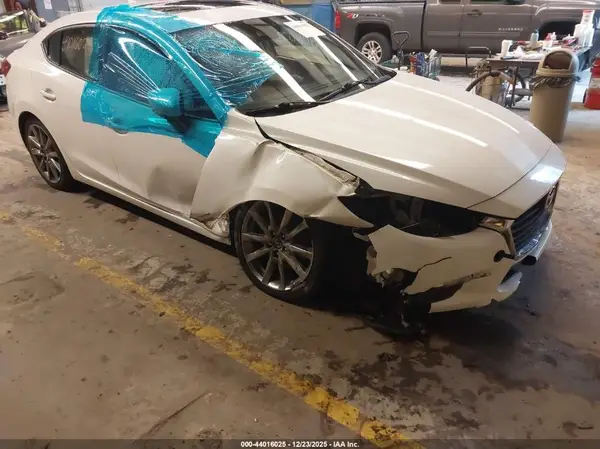 3MZBN1V31JM175890 2018 MAZDA 3 - Image 1