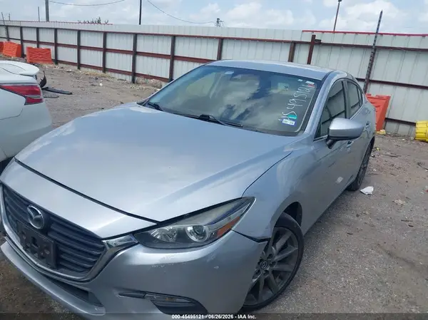 3MZBN1V32JM180015 2018 MAZDA 3 - Image 2