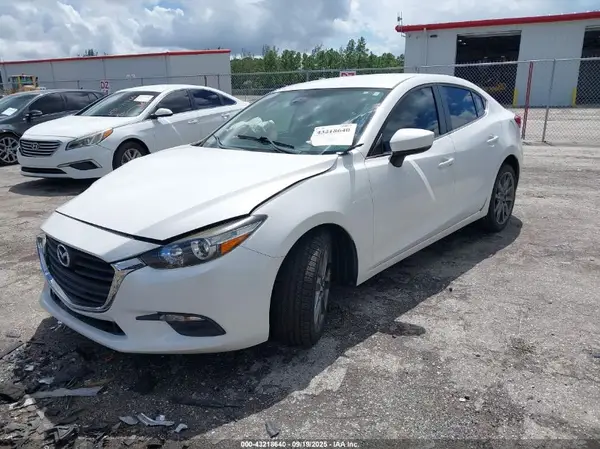 3MZBN1V32JM216852 2018 MAZDA 3 - Image 2