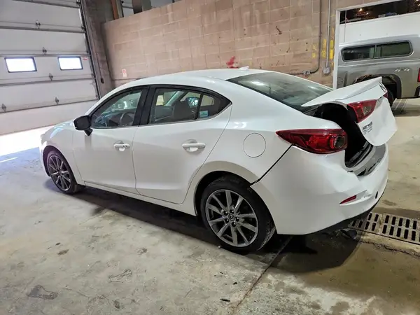 3MZBN1V32JM227947 2018 MAZDA 3 - Image 2