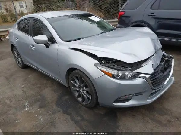 3MZBN1V33JM208226 2018 MAZDA 3 - Image 1