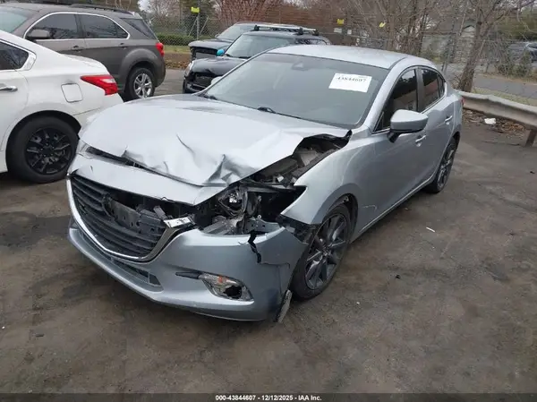 3MZBN1V33JM208226 2018 MAZDA 3 - Image 2