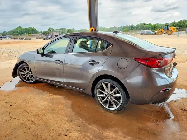 3MZBN1V33JM240013 2018 MAZDA 3 - Image 2