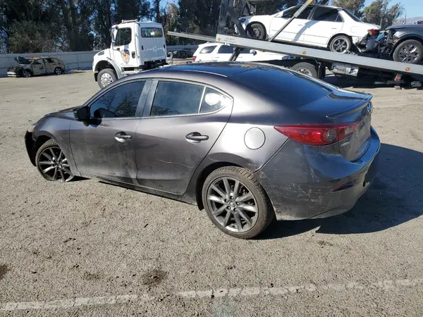 3MZBN1V33JM272069 2018 MAZDA 3 - Image 2