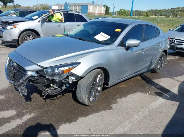 3MZBN1V34JM200605 2018 MAZDA 3 - Image 2