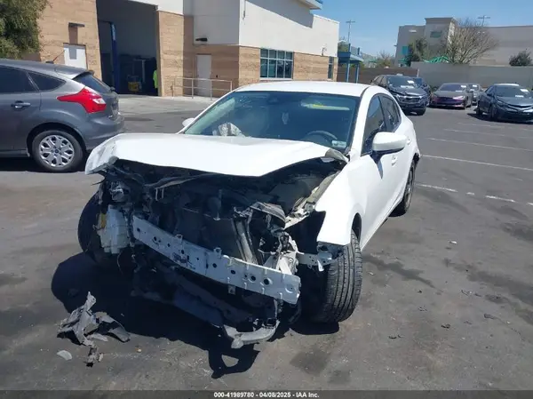 3MZBN1V36JM203294 2018 MAZDA 3 - Image 2
