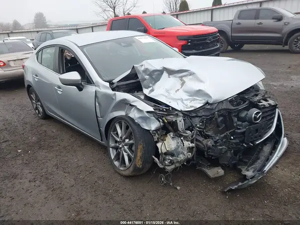 3MZBN1V38JM277042 2018 MAZDA 3 - Image 1