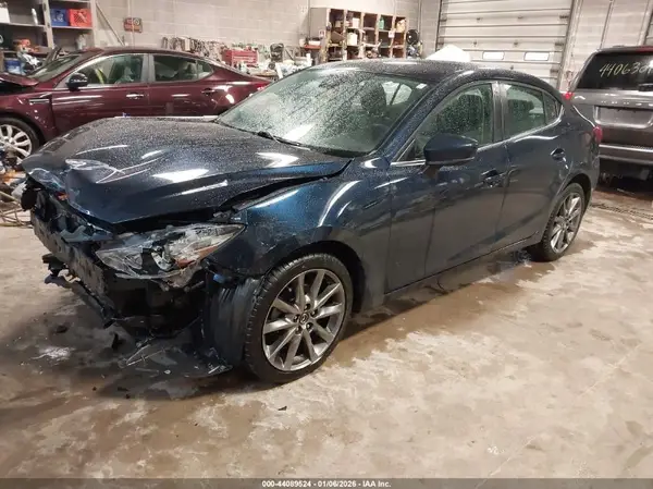 3MZBN1V39JM263585 2018 MAZDA 3 - Image 2