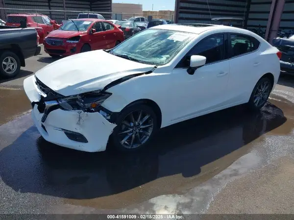 3MZBN1W3XJM215561 2018 MAZDA 3 - Image 2