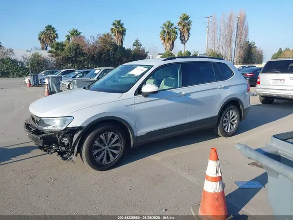 3VV0B7AX0JM025608 2018 VOLKSWAGEN TIGUAN - Image 2