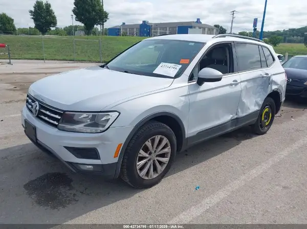 3VV0B7AX2JM013833 2018 VOLKSWAGEN TIGUAN - Image 2