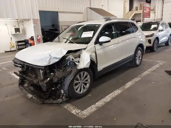 3VV0B7AX2JM032348 2018 VOLKSWAGEN TIGUAN - Image 2
