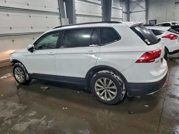 3VV0B7AX3JM055833 2018 VOLKSWAGEN TIGUAN - Image 2