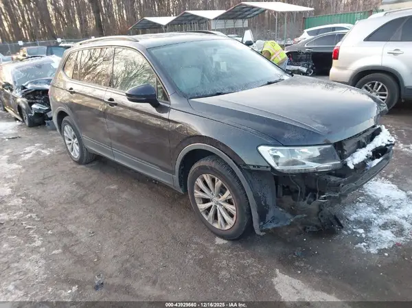 3VV0B7AX4JM058773 2018 VOLKSWAGEN TIGUAN - Image 1