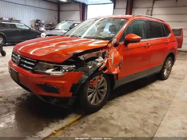 3VV0B7AX7JM042423 2018 VOLKSWAGEN TIGUAN - Image 2