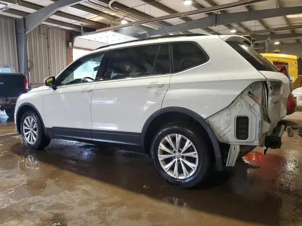 3VV0B7AX7JM063417 2018 VOLKSWAGEN TIGUAN - Image 2
