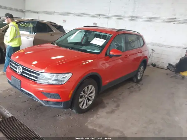 3VV0B7AX7JM081884 2018 VOLKSWAGEN TIGUAN - Image 2