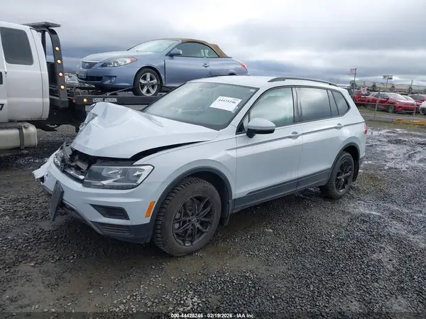 3VV0B7AX7JM132803 2018 VOLKSWAGEN TIGUAN - Image 2