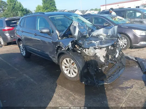 3VV0B7AX9KM111985 2019 VOLKSWAGEN TIGUAN - Image 1