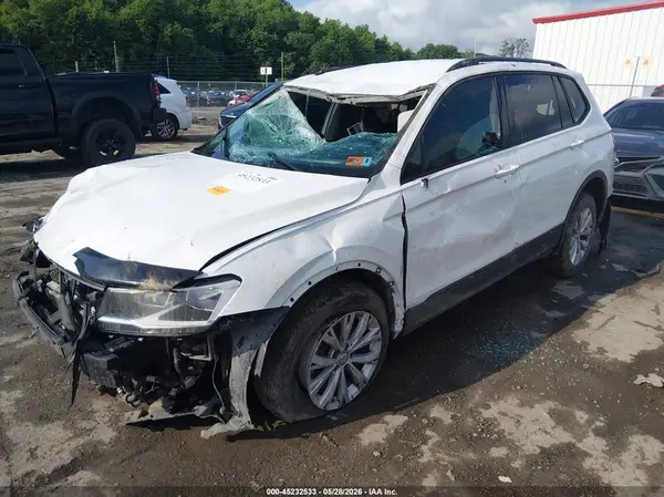 3VV1B7AX0JM075042 2018 VOLKSWAGEN TIGUAN - Image 2