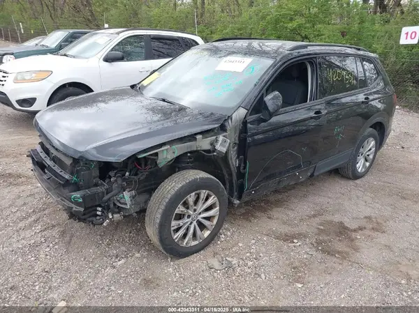 3VV1B7AX1JM076071 2018 VOLKSWAGEN TIGUAN - Image 2