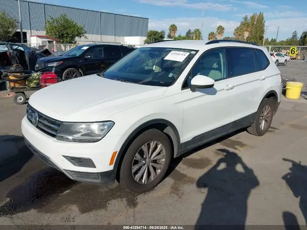 3VV1B7AX1JM198588 2018 VOLKSWAGEN TIGUAN - Image 2