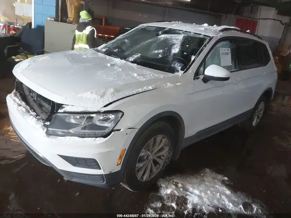 3VV1B7AX3JM043038 2018 VOLKSWAGEN TIGUAN - Image 2