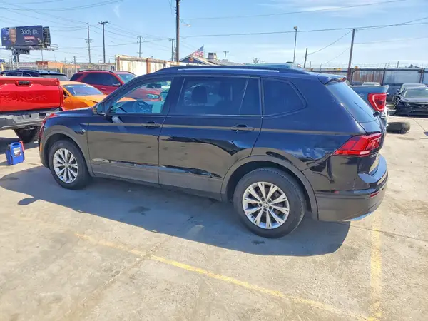 3VV1B7AX3JM057893 2018 VOLKSWAGEN TIGUAN - Image 2