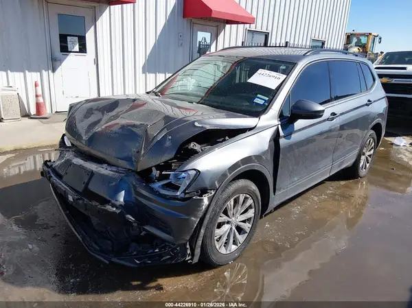 3VV1B7AX8JM060160 2018 VOLKSWAGEN TIGUAN - Image 2