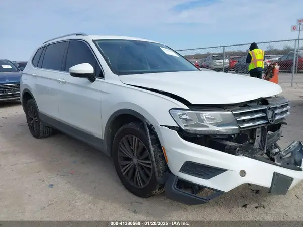 3VV2B7AX0JM052767 2018 VOLKSWAGEN TIGUAN - Image 1