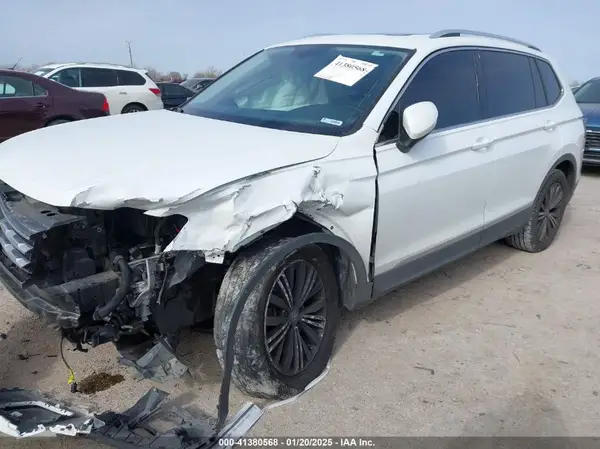 3VV2B7AX0JM052767 2018 VOLKSWAGEN TIGUAN - Image 2