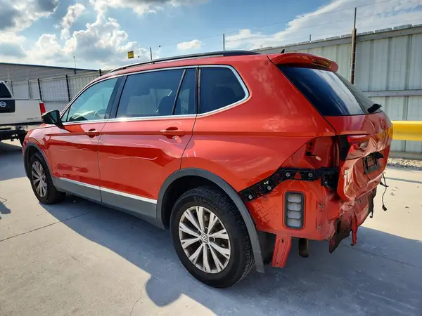 3VV2B7AX0JM070539 2018 VOLKSWAGEN TIGUAN - Image 2