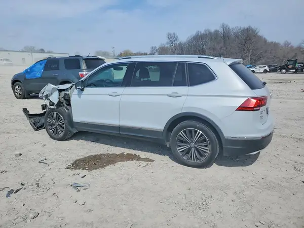 3VV2B7AX0JM072498 2018 VOLKSWAGEN TIGUAN - Image 2