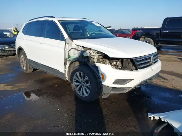 3VV2B7AX0JM096218 2018 VOLKSWAGEN TIGUAN - Image 1