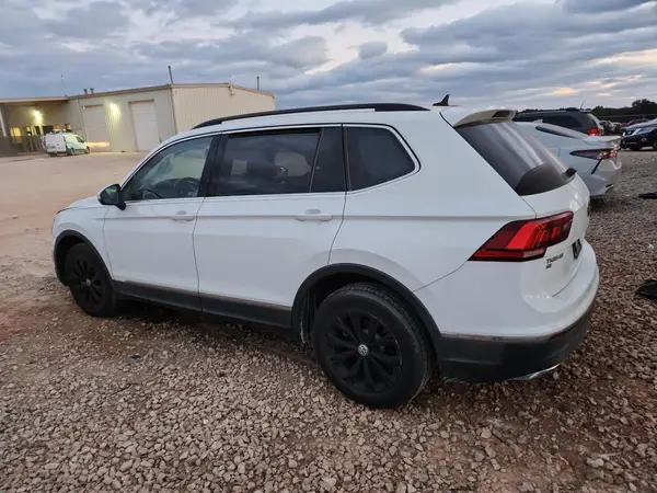 3VV2B7AX0JM132974 2018 VOLKSWAGEN TIGUAN - Image 2