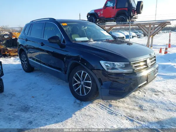 3VV2B7AX1JM204295 2018 VOLKSWAGEN TIGUAN - Image 1