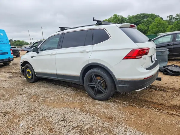 3VV2B7AX2JM000511 2018 VOLKSWAGEN TIGUAN - Image 2