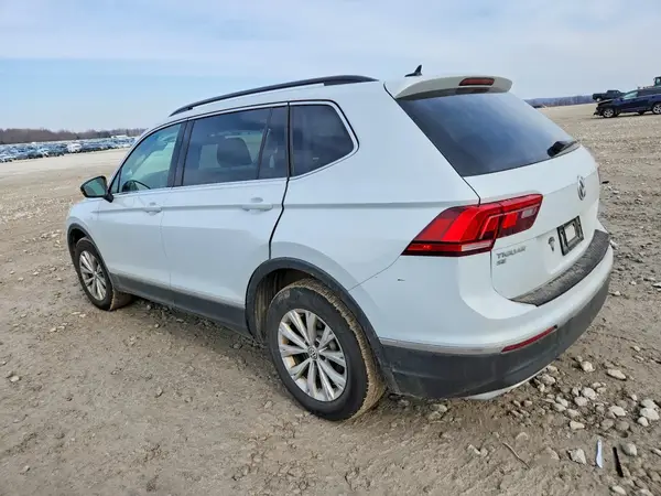 3VV2B7AX2JM011783 2018 VOLKSWAGEN TIGUAN - Image 2