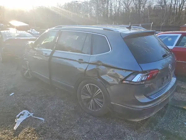 3VV2B7AX2JM157875 2018 VOLKSWAGEN TIGUAN - Image 2