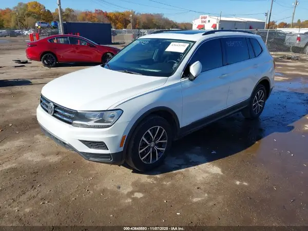 3VV2B7AX2JM213930 2018 VOLKSWAGEN TIGUAN - Image 2