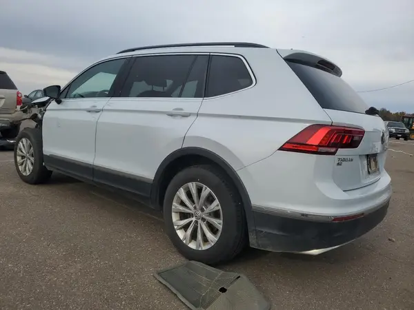 3VV2B7AX3JM140129 2018 VOLKSWAGEN TIGUAN - Image 2