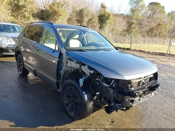3VV2B7AX4JM068504 2018 VOLKSWAGEN TIGUAN - Image 1