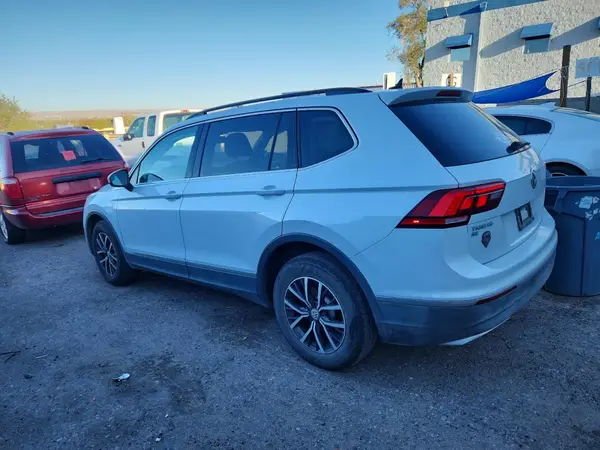 3VV2B7AX4JM209023 2018 VOLKSWAGEN TIGUAN - Image 2