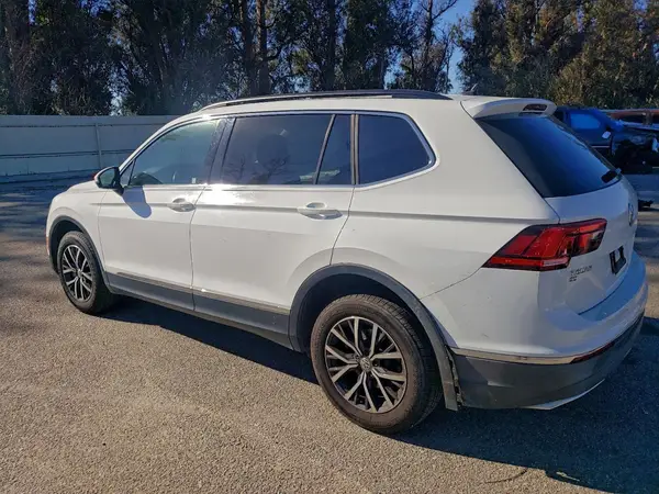 3VV2B7AX4JM215890 2018 VOLKSWAGEN TIGUAN - Image 2